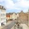 JOIVY Contemporary Royal Mile Apartment with Balcony