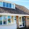 Amazing Family Cottage Just mins to Beach & Attractions, 3 bed, Sleeps 5, Large Garden, Off Road Private Parking, Fab Free WiFi & Pets are Welcome too! The Perfect Family holiday Getaway!
