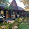 Quail Farm, Colonial charm