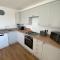 Beau - Brambles Chine, Colwell Bay - 5 star WiFi - Short walk to The Hut and beach - 1 night stays available - Ferry offers