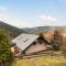 Majestic Holiday Home with Jacuzzi - Unterschönau