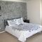 3 queen beds, 1 twin bed, 2 rooms, 1 and a half bath, self check-in, flexcation equipped - Idaho Falls