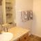 3 queen beds, 1 twin bed, 2 rooms, 1 and a half bath, self check-in, flexcation equipped - Idaho Falls