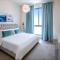 A Luxury Aprt 2 bedrooms Balcony with wonderful view Mall access hi speed WIFI Beach access & much more for Family Only - Rayyā