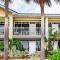 Bay View, Studio206, Beach steps away! Pool+WiFi - رسكن