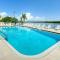 Bay View, Studio206, Beach steps away! Pool+WiFi - رسكن