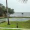 Bay View, Studio206, Beach steps away! Pool+WiFi - رسكن