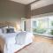 Milton Woodstock Homestead Luxury retreat with NEW 11M POOL just minutes from the beach