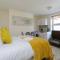 St Marys - Modern Central Huge Studio Apartments