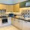 Clarendon View, Historic Apartment with Sea Views - 文特诺