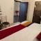 Sada Shiv Guest House ,similar to 3 star type, near Kashi Vishwanath Temple and Dashashwamedh Ghat with Parking