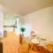 2 Double beds OR 4 Singles, 2 Bathrooms, FREE PARKING, Smart TVs, Close to Gunwharf Quays, Beach & Historic Dockyard