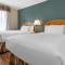 Econo Lodge Inn & Suites
