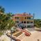 TEONA Luxury Studio Apartment with jacuzzi and garden view