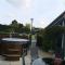 Beautiful barn with private log fired hot tub - Maidstone