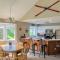 F3 Fairway Village Condo with great mountain views, 8 minute walk from Omni Mount Washington Hotel!