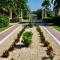 Serenity at Seascape: Steps to the beach & Shops - Palm Beach Shores