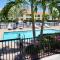 Serenity at Seascape: Steps to the beach & Shops - Palm Beach Shores