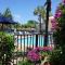 Serenity at Seascape: Steps to the beach & Shops - Palm Beach Shores