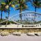 Serenity at Seascape: Steps to the beach & Shops - Palm Beach Shores