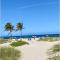 Serenity at Seascape: Steps to the beach & Shops - Palm Beach Shores