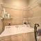 Woodsy Mountain-View Getaway with Hot Tub! - بون
