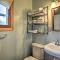 Pet-Friendly Charlevoix Cabin Walk to Lakefront! - 沙勒瓦