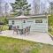 Charlevoix Cabin with Patio and Grill - Steps to Lake! - 沙勒瓦