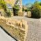 Cotswold Chic Retreats "Jacinabox" Central Chipping Campden-Parking-Garden