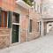 Appartamento Piera Rossa info at yourhomefromhomeinvenice-venicerentalapartments dot it