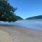 Apartamento completo p temporada Ubatuba, excelente localização com conforto e economia - أوباتوبا
