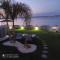 Casa con piscina e vista mare dal giardino