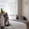 Large Luxury Solihull 5 Bedroom House - The Residence - Close to NEC - Sleeps 9