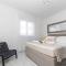 Hedonist-Luxury 2 bedroom apartment with private HOT TUB, garden and free parking