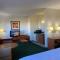 Carlyle Inn & Suites - Carlyle