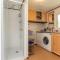 Groot hoek Chalet met Airco ,Wasmachine, Vaatwasser,Droger en luxe keuken en zwembad op camping! Immer Besser!