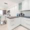 Stylish Vacation Apartment with Parking in Międzyzdroje by Noclegi Renters - 米兹多洛杰