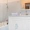 2 Bedroom Cozy Home In Saint Trinit