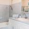 2 Bedroom Cozy Home In Saint Trinit