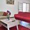 2 Bedroom Cozy Home In Saint Trinit