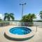 Manatee, Studio202, Beach steps away! Pool+WiFi - رسكن
