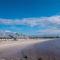 Manatee, Studio202, Beach steps away! Pool+WiFi - رسكن