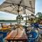Manatee, Studio202, Beach steps away! Pool+WiFi - رسكن