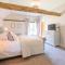 Chapel Cottage at Pond Hall Farm, Stunnning Property with Private Hot Tub - Ipswich