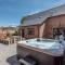 Chapel Cottage at Pond Hall Farm, Stunnning Property with Private Hot Tub, Hadleigh