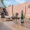Chapel Cottage at Pond Hall Farm, Stunnning Property with Private Hot Tub, Hadleigh