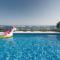 Lola - privacy, pool & view