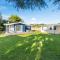 The Little Blue Bach - Waikanae Beach Holiday Home