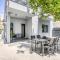 Spacious flat with courtyard and private parking! - Atény