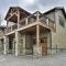 Elegant Mtn Chalet with Deck 1 Mi to Mt Snow!
